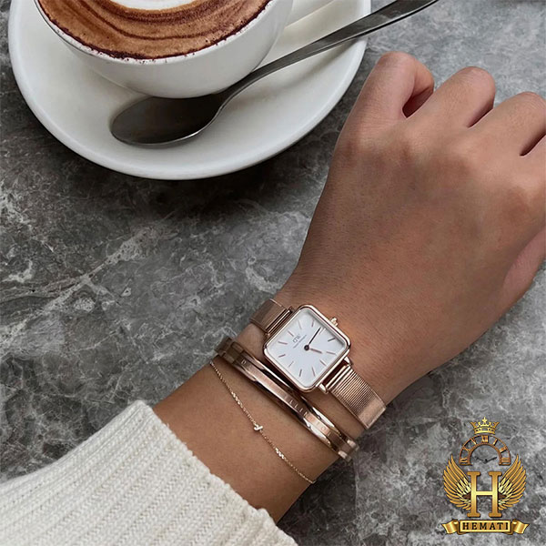 ساعت زنانه دنیل ولینگتون Daniel Wellington DWL40 قاب مربع و بند حصیری مدل کرکره ای و رنگ رزگلد با صفحه سفید